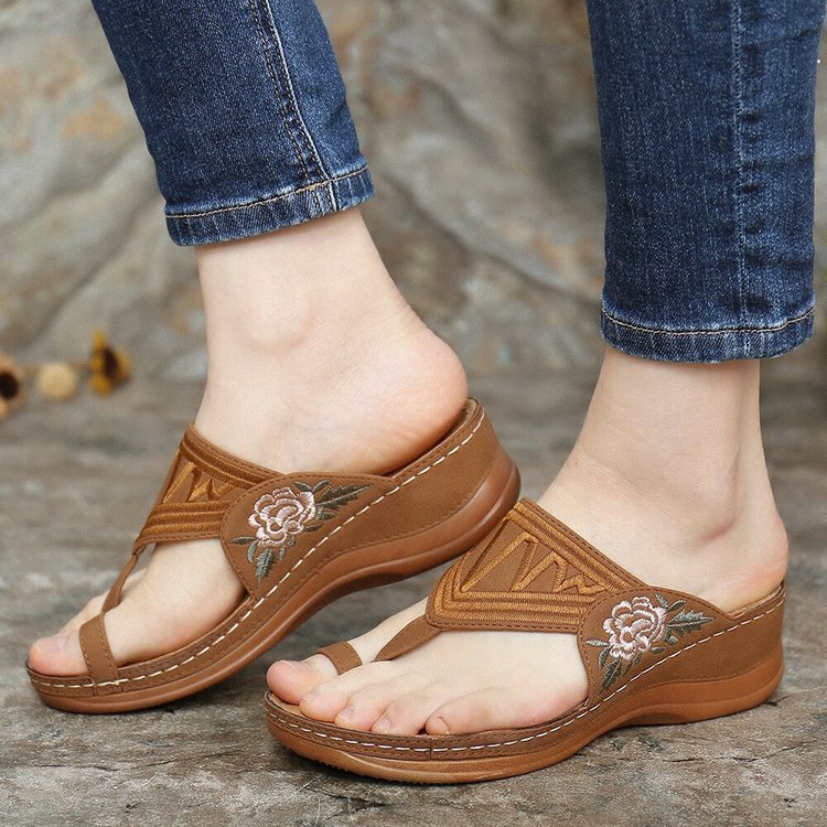 Sandales d’été femme – tongs brodées élégantes