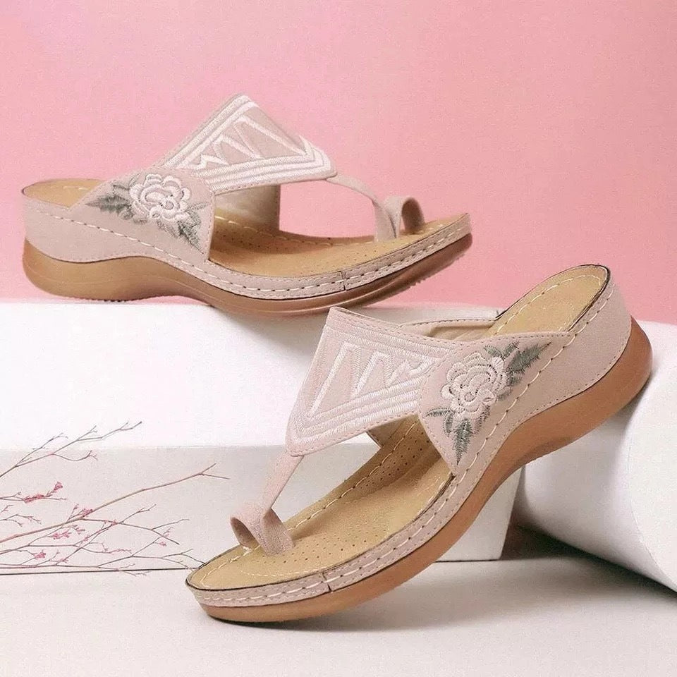 Sandales d’été femme – tongs brodées élégantes