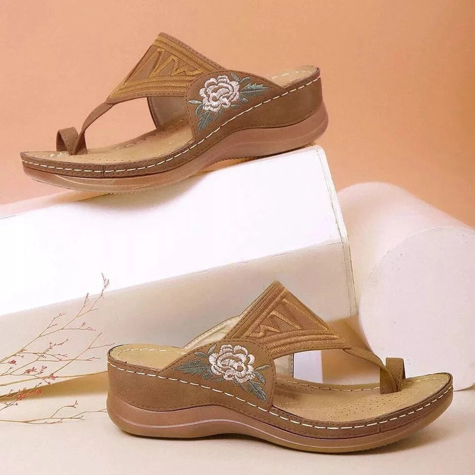 Sandales d’été femme – tongs brodées élégantes