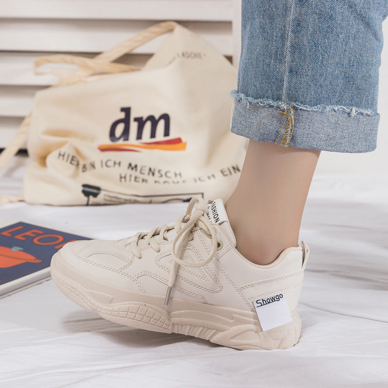 Sneakers blanches femme – look tendance & polyvalent