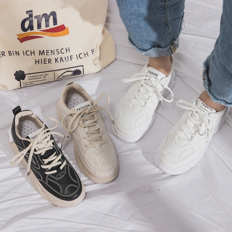 Sneakers blanches femme – look tendance & polyvalent