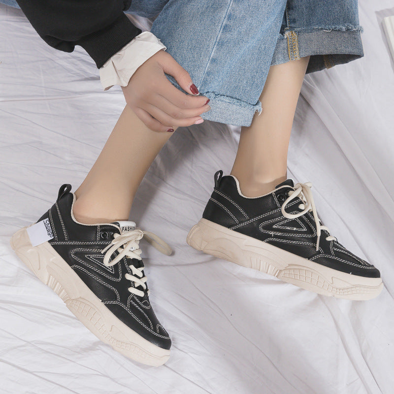 Sneakers blanches femme – look tendance & polyvalent
