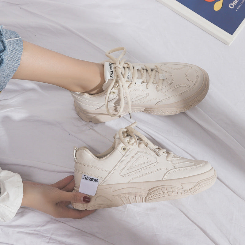 Sneakers blanches femme – look tendance & polyvalent